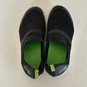 Women's OOFOS OOmg Low Shoe - White Black - 9 White & Black